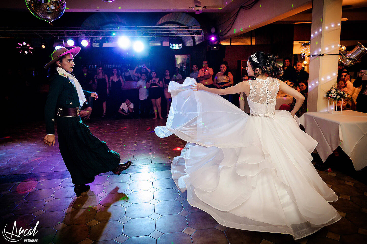392_Florencia y Samuel_vestido de novia y maquillaje en apart hotel, boda en salón motonáutico, villa carlos pazA