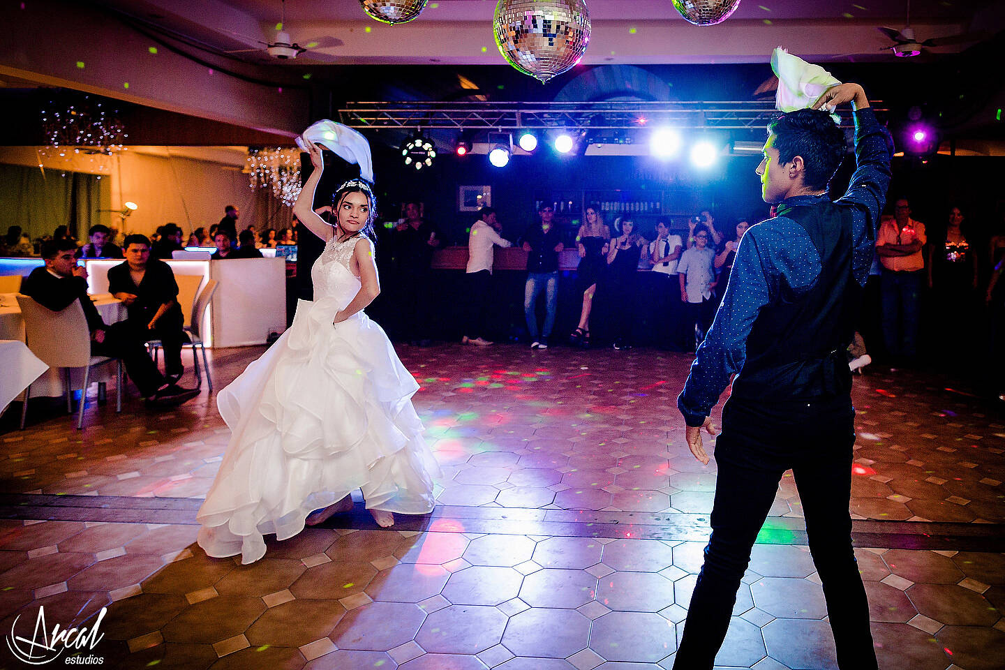 413_Florencia y Samuel_vestido de novia y maquillaje en apart hotel, boda en salón motonáutico, villa carlos pazA