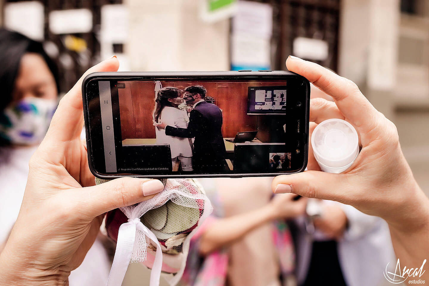 090-carla-y-guillermo-casamiento-con-barbijo-o-tapa-boca-por-zoom-registro-civil-de-co-rdoba-fotos-de-novios-en-tribunales-119131
