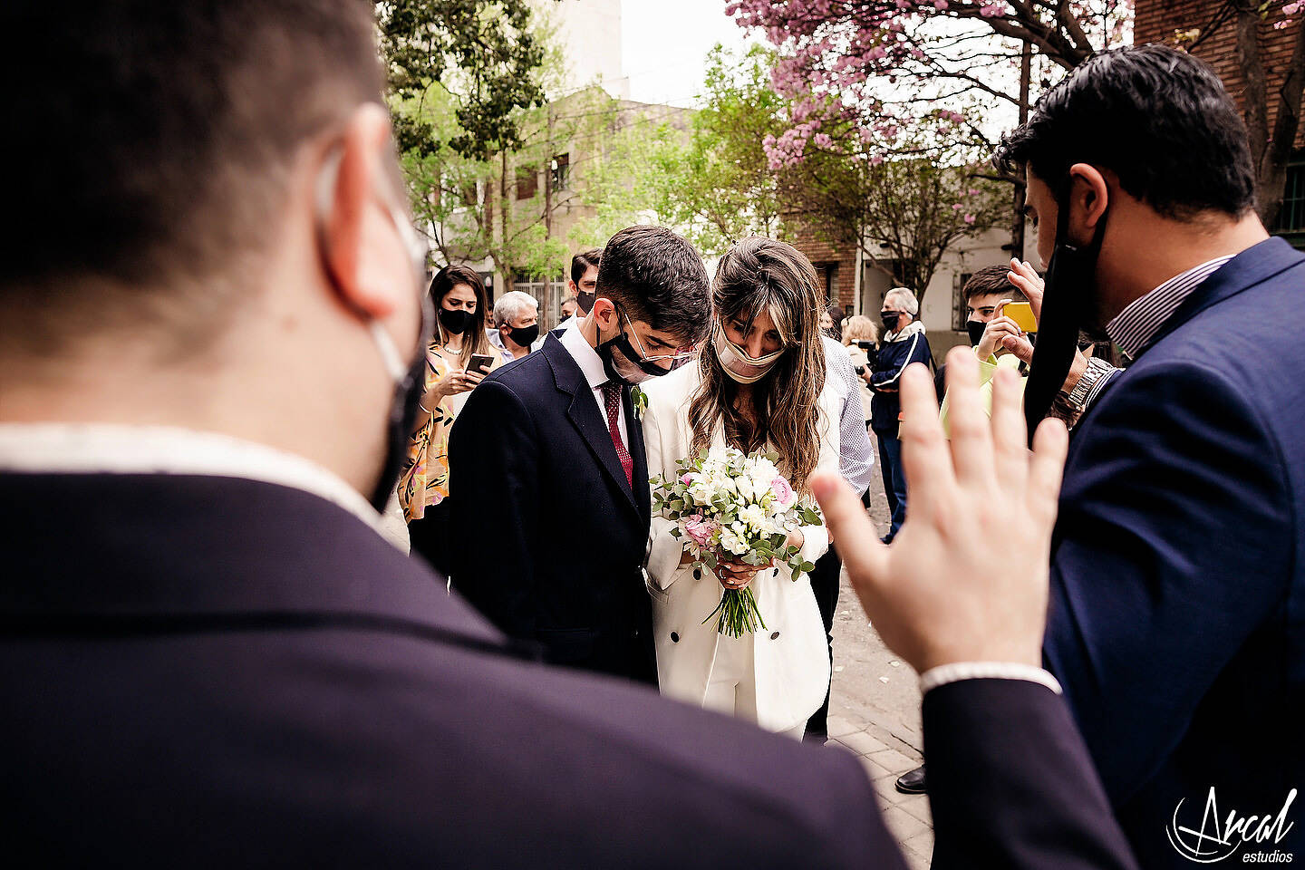 151-carla-y-guillermo-casamiento-con-barbijo-o-tapa-boca-por-zoom-registro-civil-de-co-rdoba-fotos-de-novios-en-tribunales-119131