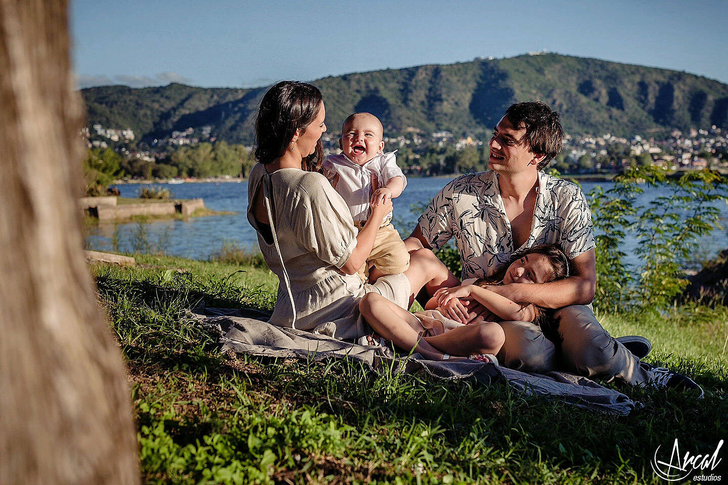 006_Lourdes y Rodrigo, fotos pre-boda, costanera, lago san roque villa carlos paz, fotografías en tagore suites villa del lago_2