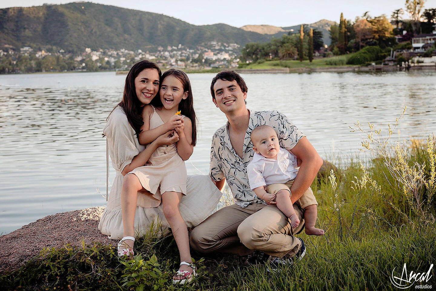 016_Lourdes y Rodrigo, fotos pre-boda, costanera, lago san roque villa carlos paz, fotografías en tagore suites villa del lago_2