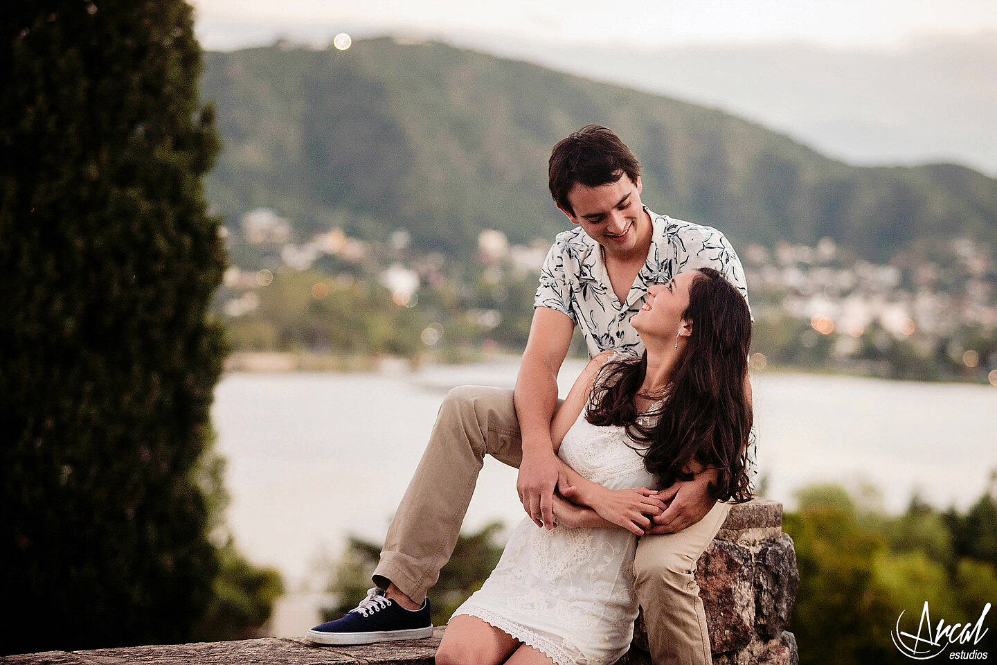 022_Lourdes y Rodrigo, fotos pre-boda, costanera, lago san roque villa carlos paz, fotografías en tagore suites villa del lago_2