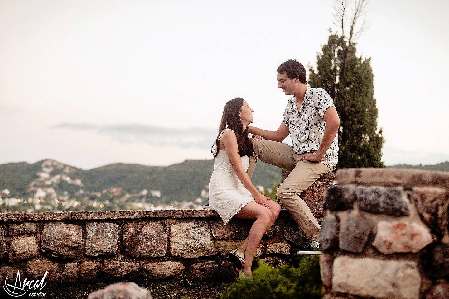 023_Lourdes y Rodrigo, fotos pre-boda, costanera, lago san roque villa carlos paz, fotografías en tagore suites villa del lago_2