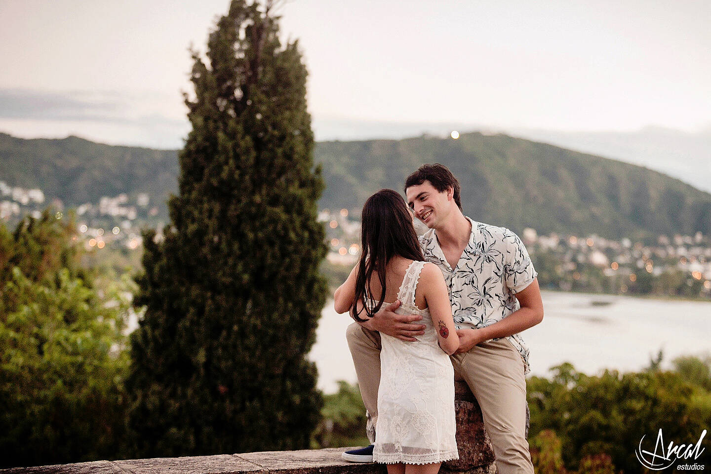 024_Lourdes y Rodrigo, fotos pre-boda, costanera, lago san roque villa carlos paz, fotografías en tagore suites villa del lago_2