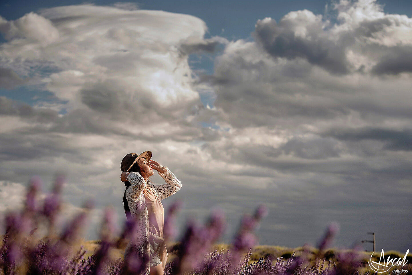044-cata-succio-book-quincean-era-en-el-vivero-de-nora-fotos-en-campo-de-lavanda-domaine-de-puberclair-y-nebula-vin-edos-a-123791