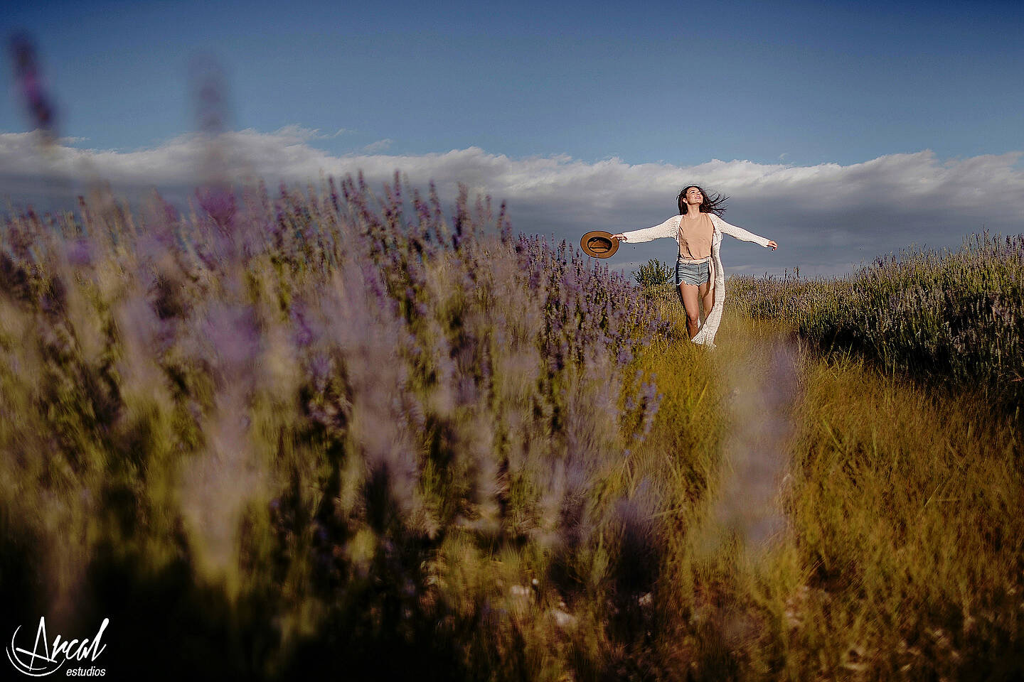 054-cata-succio-book-quincean-era-en-el-vivero-de-nora-fotos-en-campo-de-lavanda-domaine-de-puberclair-y-nebula-vin-edos-123791