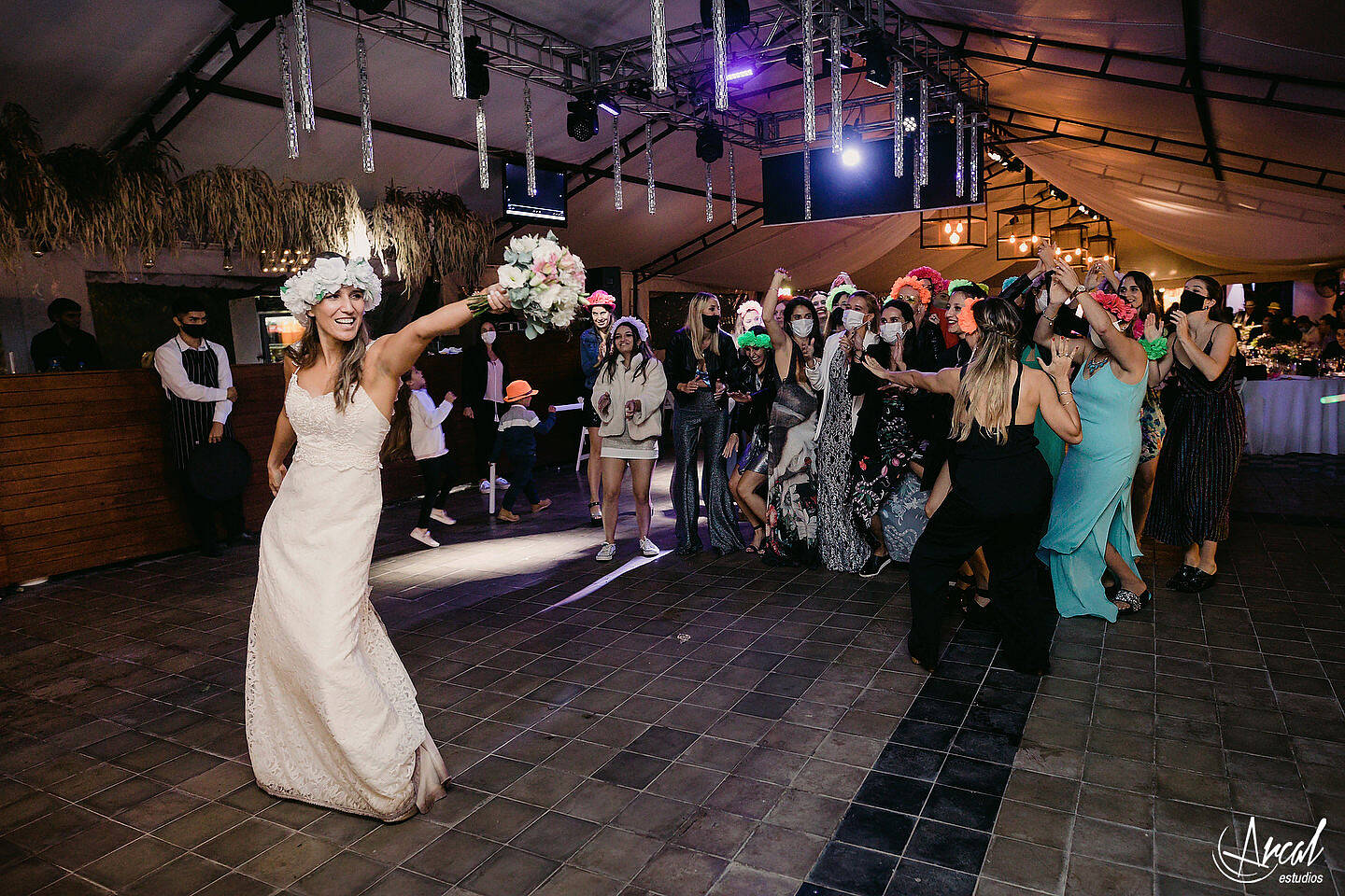 417_Carla y Guille, casamiento en pandemia, boda en estancia El Rosal de Agua de Oro, animación de Ramiro Buteler, fotografía de Arcal Estudios