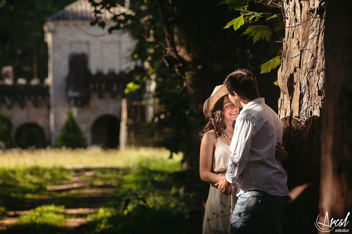 003-julieta-y-agusti-n-fotos-de-preboda-en-el-castillo-de-wilkings-tanti-cascada-ri-o-vestido-rojo-126404