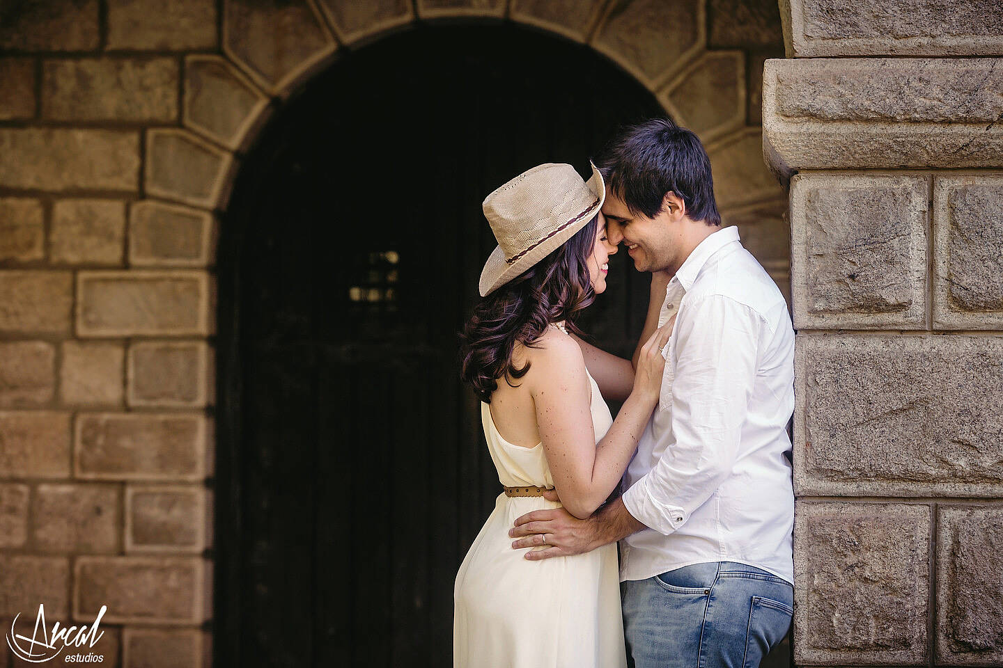 007-julieta-y-agusti-n-fotos-de-preboda-en-el-castillo-de-wilkings-tanti-cascada-ri-o-vestido-rojo-126404