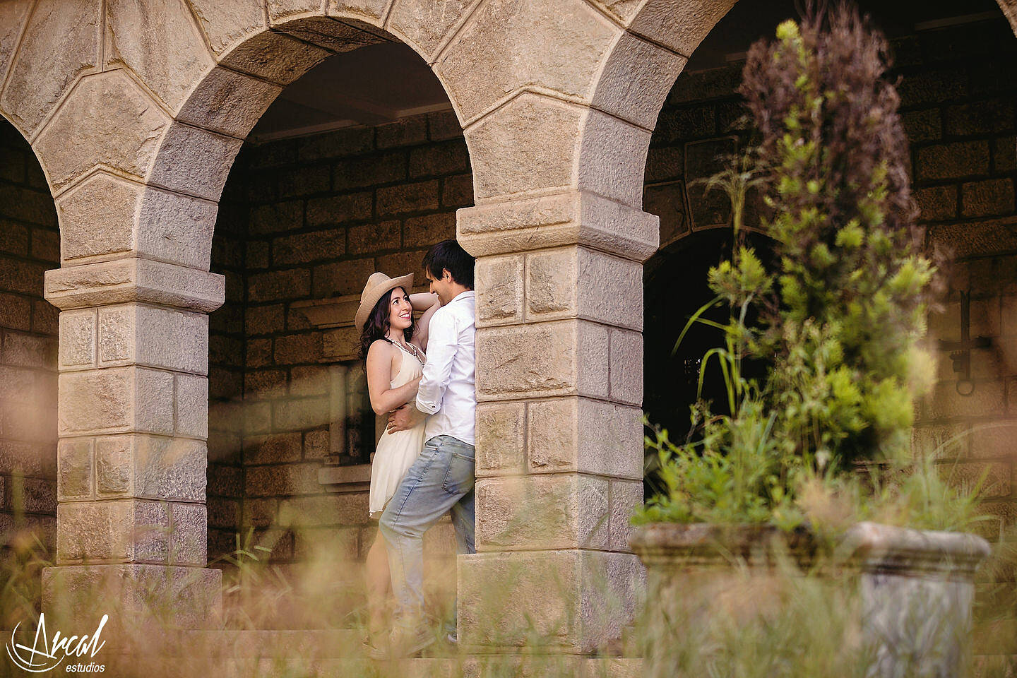 010-julieta-y-agusti-n-fotos-de-preboda-en-el-castillo-de-wilkings-tanti-cascada-ri-o-vestido-rojo-126404