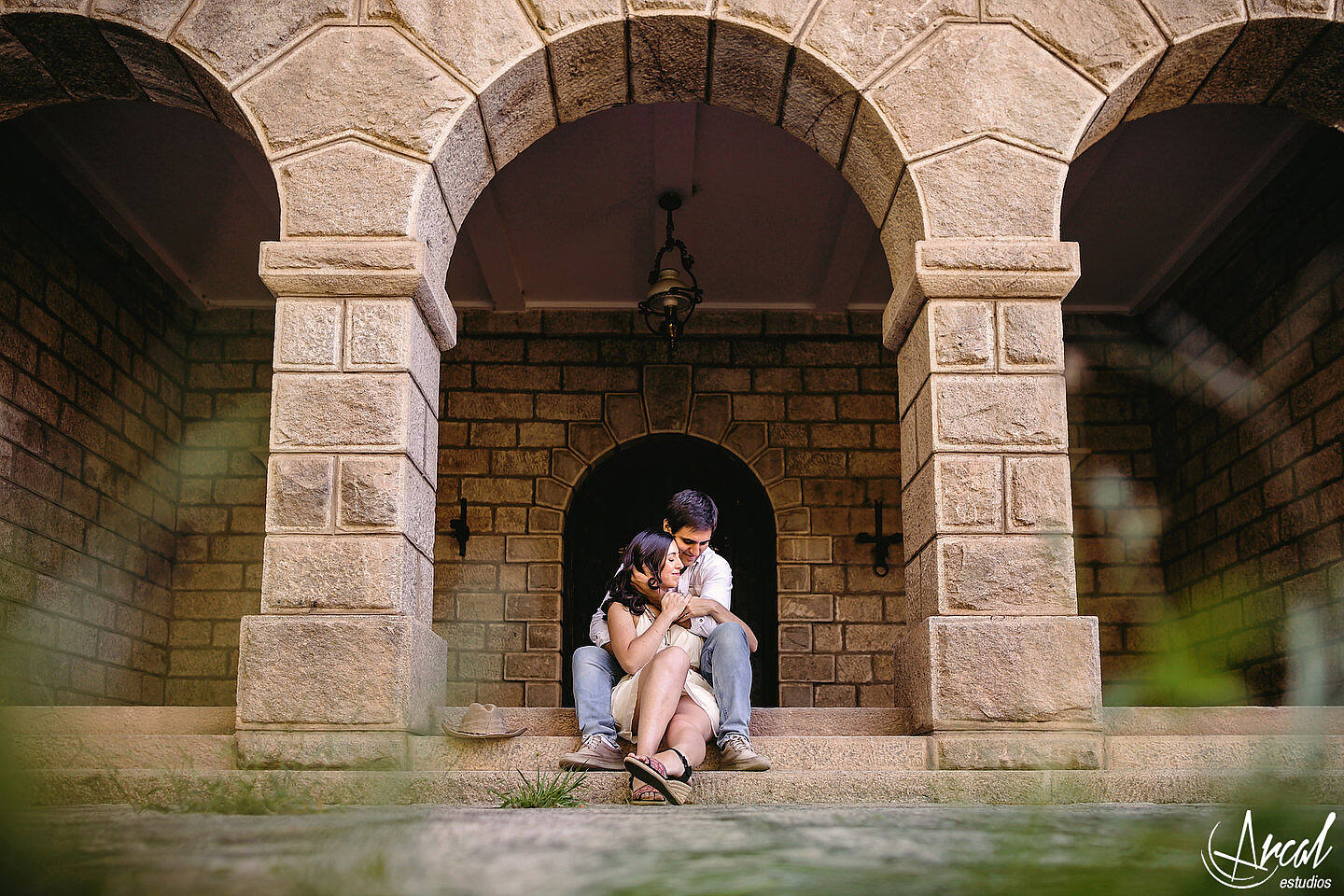 012-julieta-y-agusti-n-fotos-de-preboda-en-el-castillo-de-wilkings-tanti-cascada-ri-o-vestido-rojo-126404
