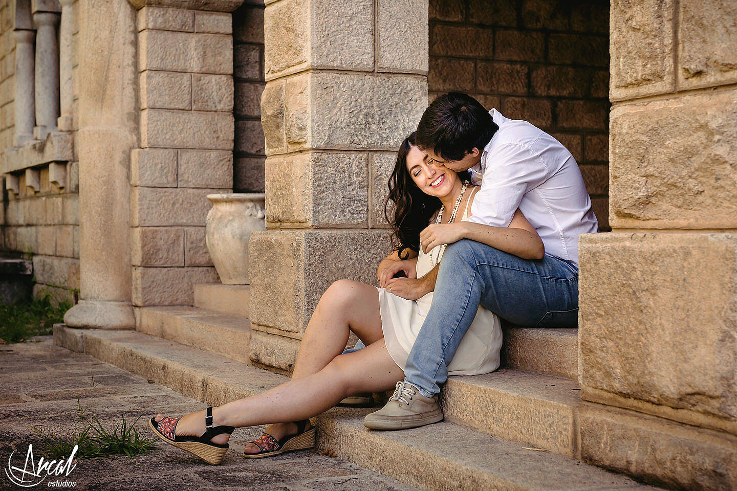 013-julieta-y-agusti-n-fotos-de-preboda-en-el-castillo-de-wilkings-tanti-cascada-ri-o-vestido-rojo-126404