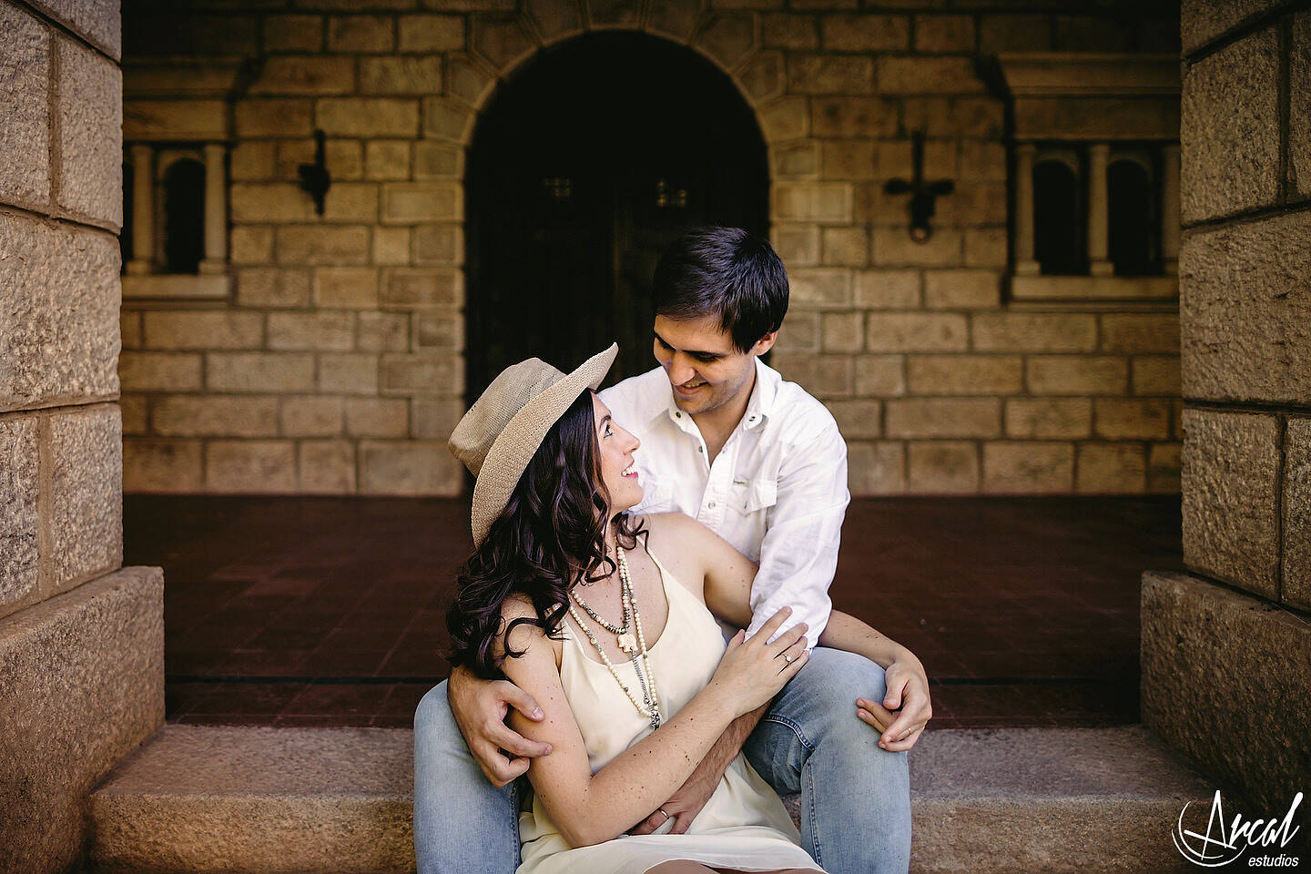 015-julieta-y-agusti-n-fotos-de-preboda-en-el-castillo-de-wilkings-tanti-cascada-ri-o-vestido-rojo-126404
