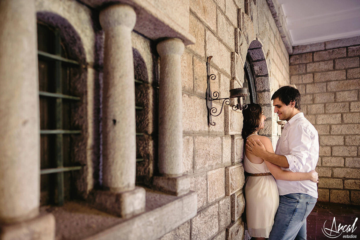 017-julieta-y-agusti-n-fotos-de-preboda-en-el-castillo-de-wilkings-tanti-cascada-ri-o-vestido-rojo-126404