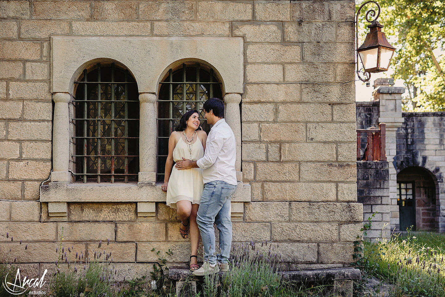 020-julieta-y-agusti-n-fotos-de-preboda-en-el-castillo-de-wilkings-tanti-cascada-ri-o-vestido-rojo-126404