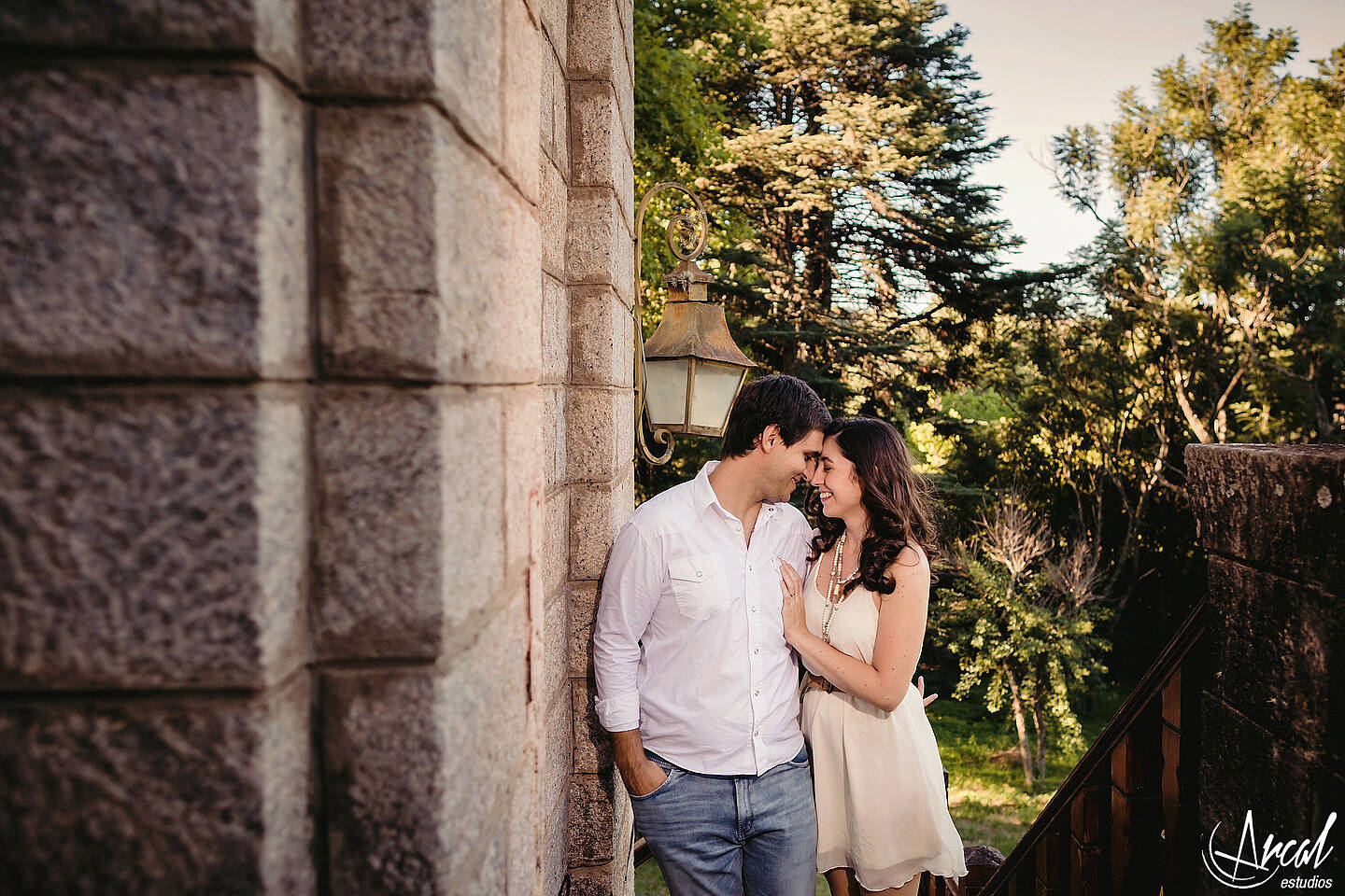 028-julieta-y-agusti-n-fotos-de-preboda-en-el-castillo-de-wilkings-tanti-cascada-ri-o-vestido-rojo-126404