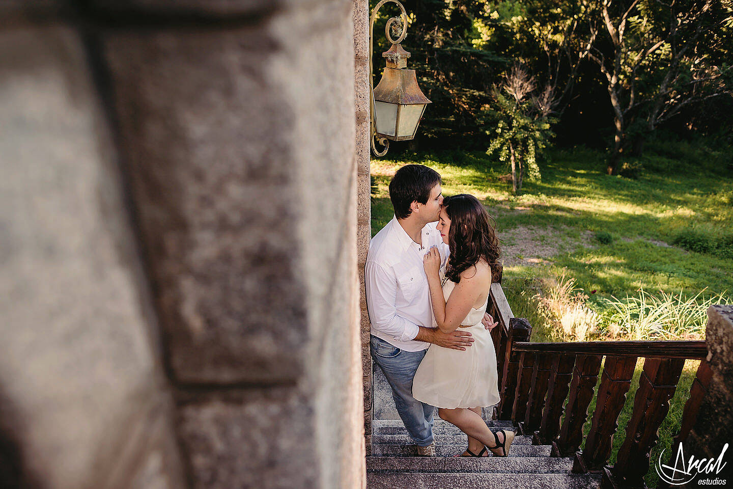 031-julieta-y-agusti-n-fotos-de-preboda-en-el-castillo-de-wilkings-tanti-cascada-ri-o-vestido-rojo-126404