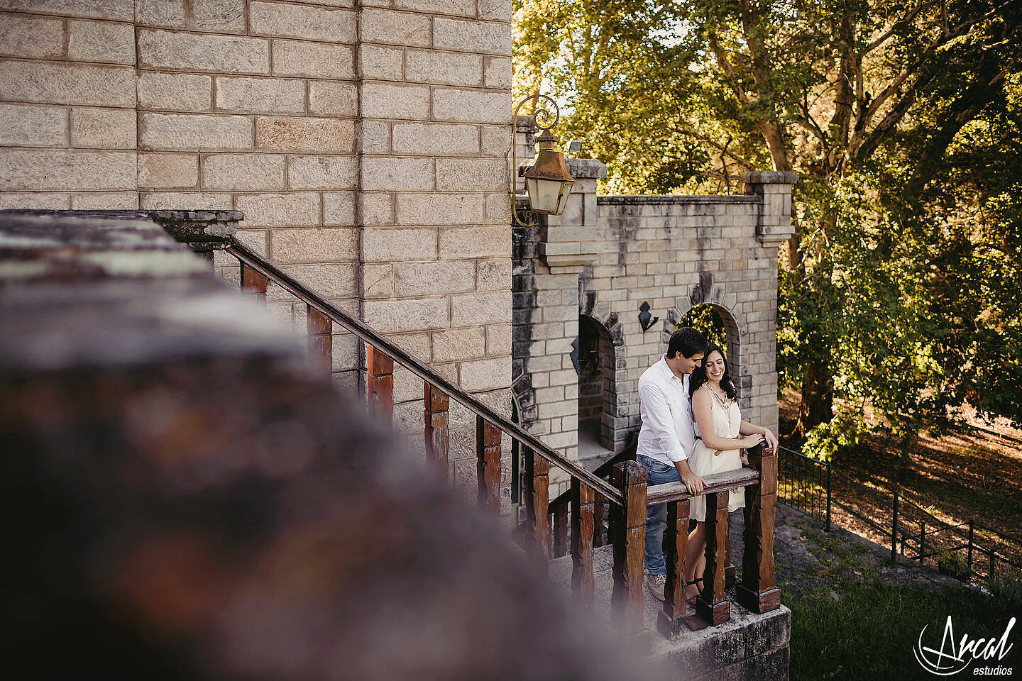 038-julieta-y-agusti-n-fotos-de-preboda-en-el-castillo-de-wilkings-tanti-cascada-ri-o-vestido-rojo-126404