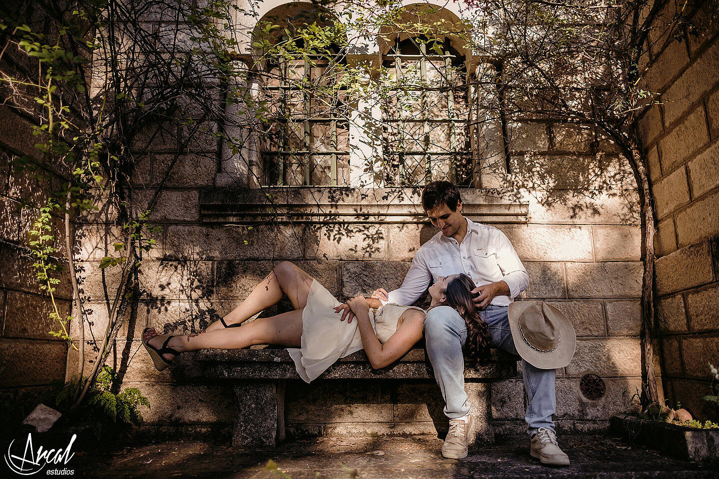 043-julieta-y-agusti-n-fotos-de-preboda-en-el-castillo-de-wilkings-tanti-cascada-ri-o-vestido-rojo-126404