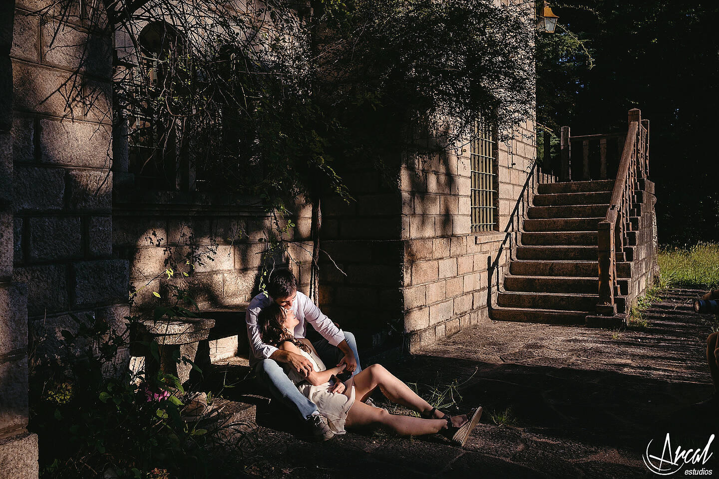 050-julieta-y-agusti-n-fotos-de-preboda-en-el-castillo-de-wilkings-tanti-cascada-ri-o-vestido-rojo-126404