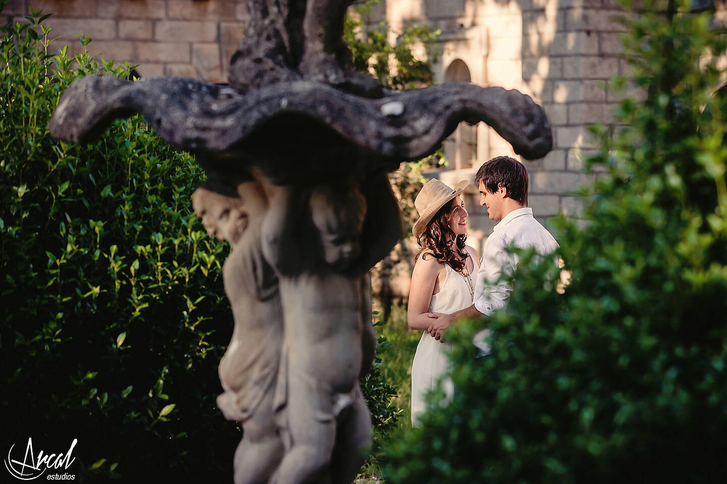 051-julieta-y-agusti-n-fotos-de-preboda-en-el-castillo-de-wilkings-tanti-cascada-ri-o-vestido-rojo-126404