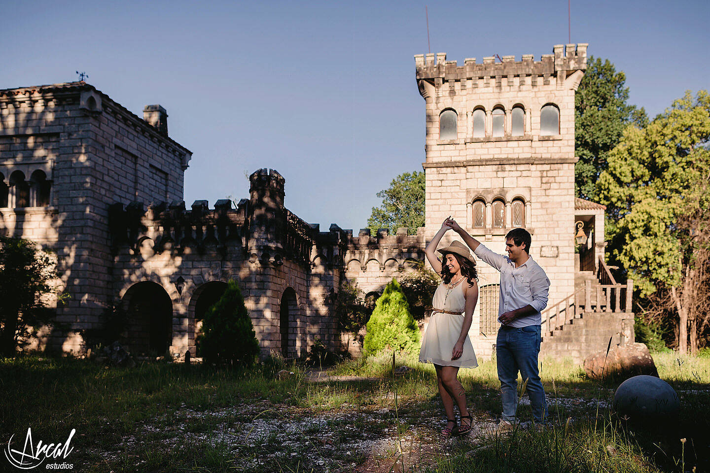 055-julieta-y-agusti-n-fotos-de-preboda-en-el-castillo-de-wilkings-tanti-cascada-ri-o-vestido-rojo-126404