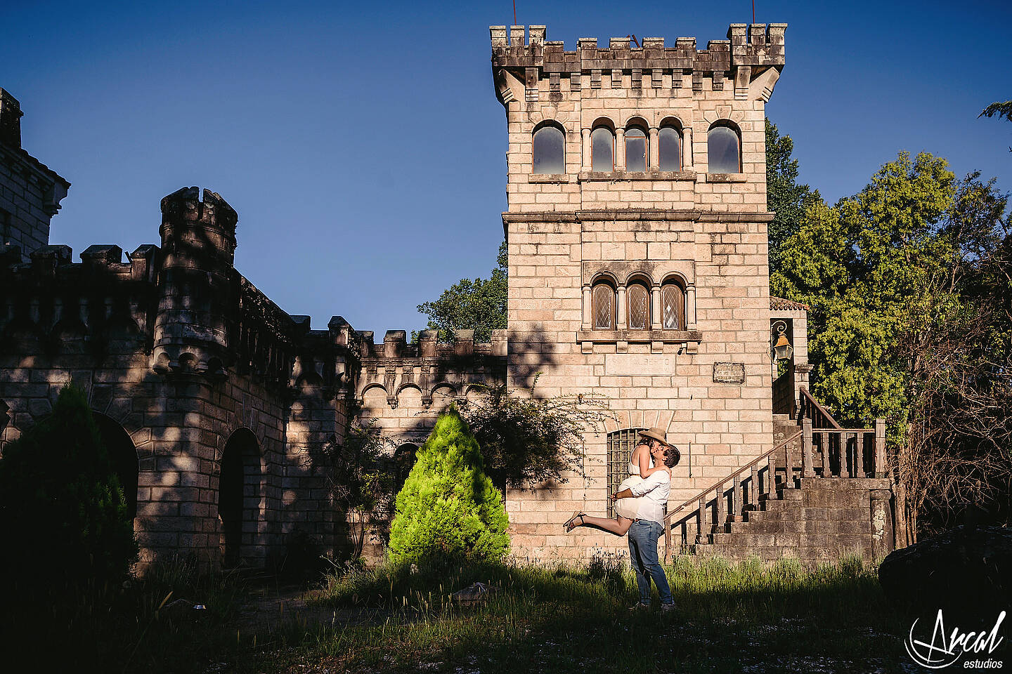 056-julieta-y-agusti-n-fotos-de-preboda-en-el-castillo-de-wilkings-tanti-cascada-ri-o-vestido-rojo-126404