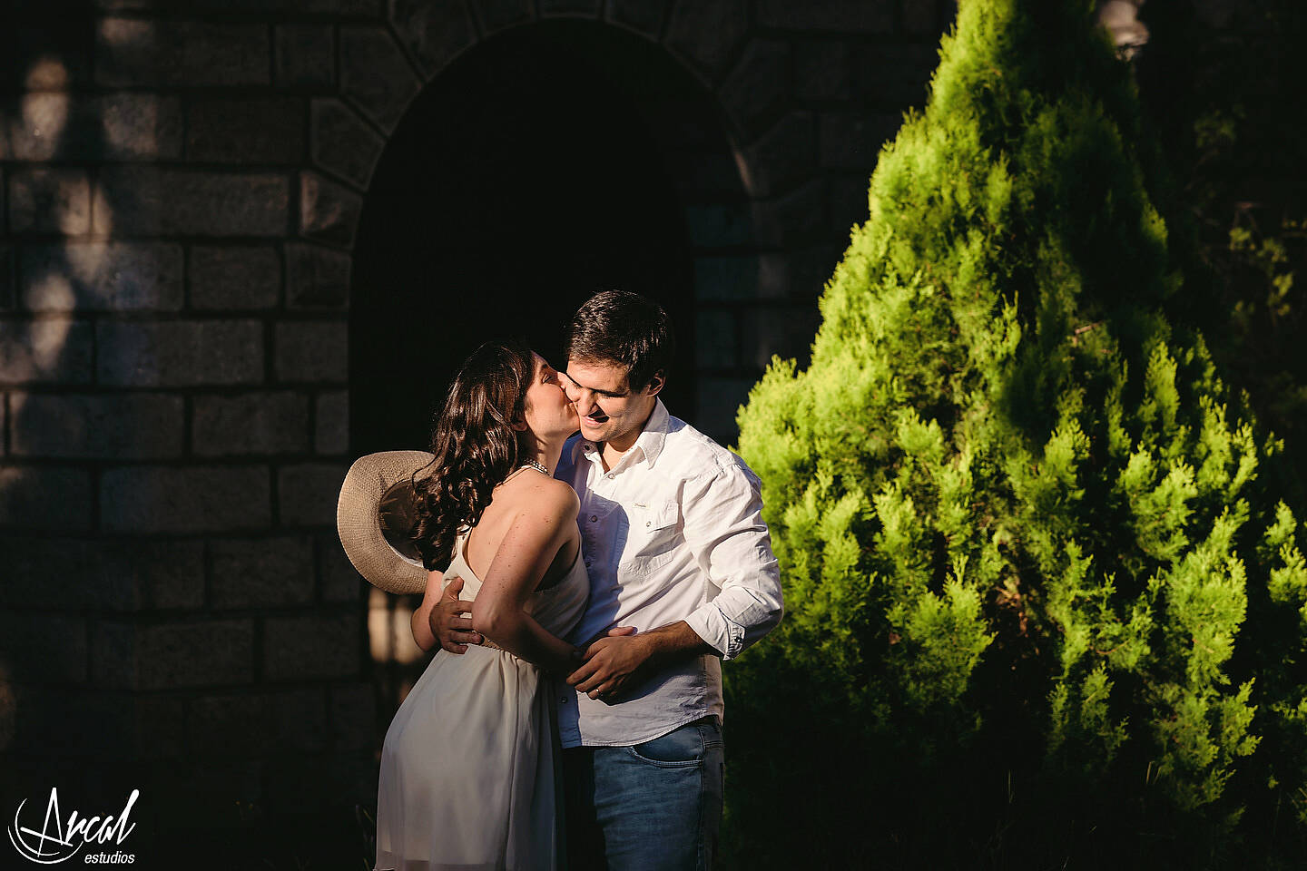 059-julieta-y-agusti-n-fotos-de-preboda-en-el-castillo-de-wilkings-tanti-cascada-ri-o-vestido-rojo-126404