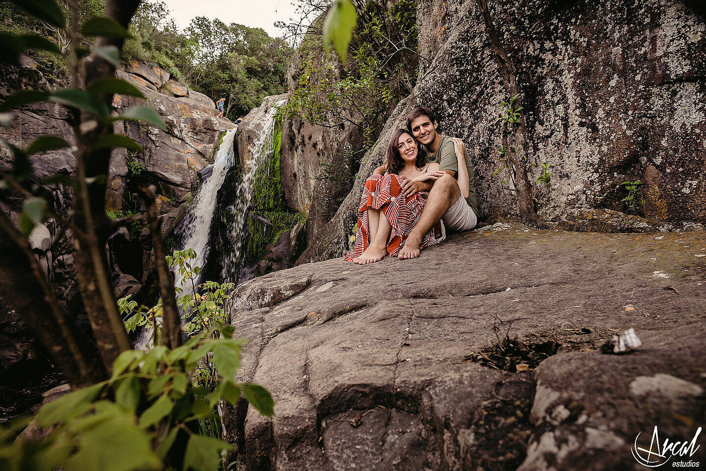 064-julieta-y-agusti-n-fotos-de-preboda-en-el-castillo-de-wilkings-tanti-cascada-ri-o-vestido-rojo-126404