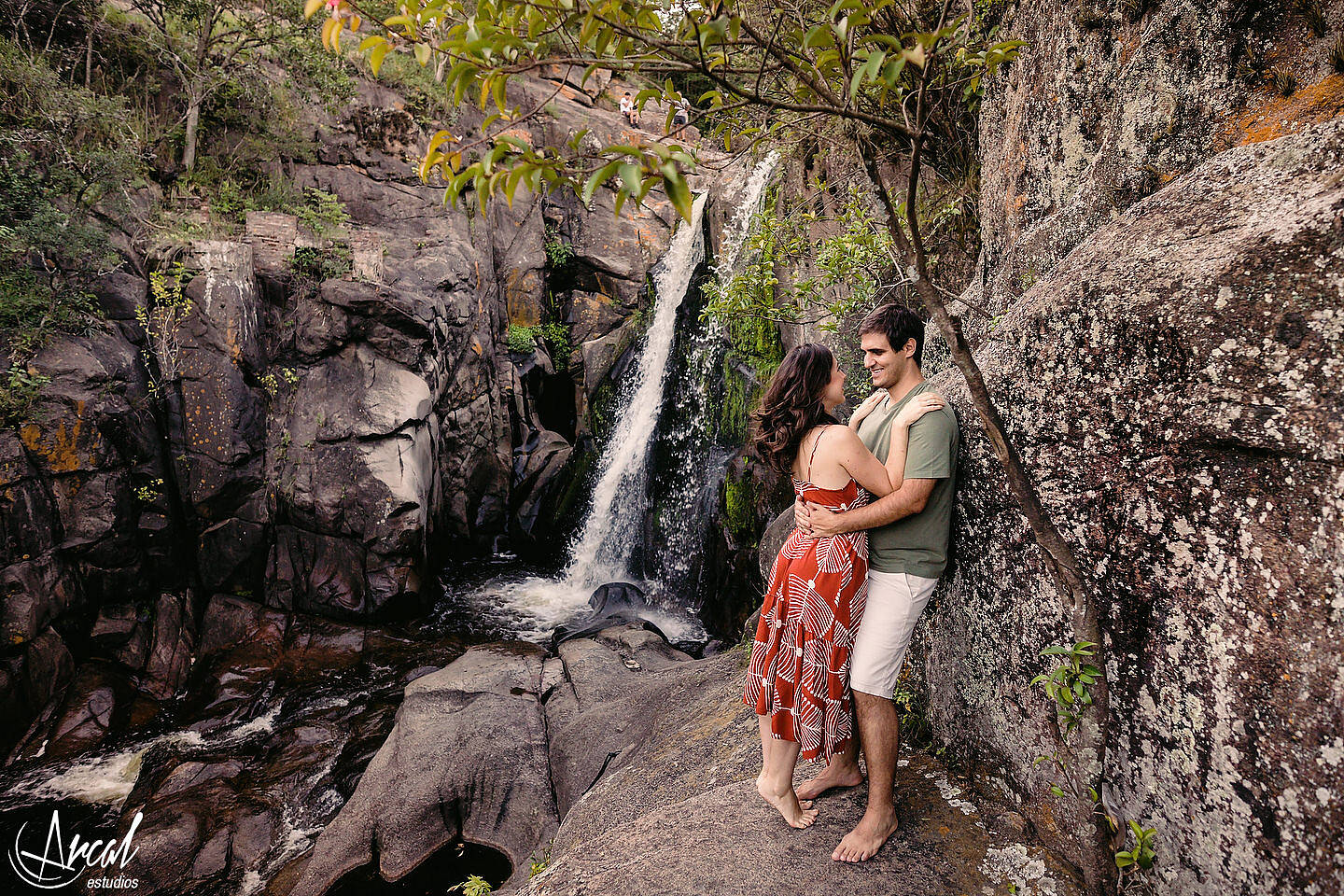 066-julieta-y-agusti-n-fotos-de-preboda-en-el-castillo-de-wilkings-tanti-cascada-ri-o-vestido-rojo-126404
