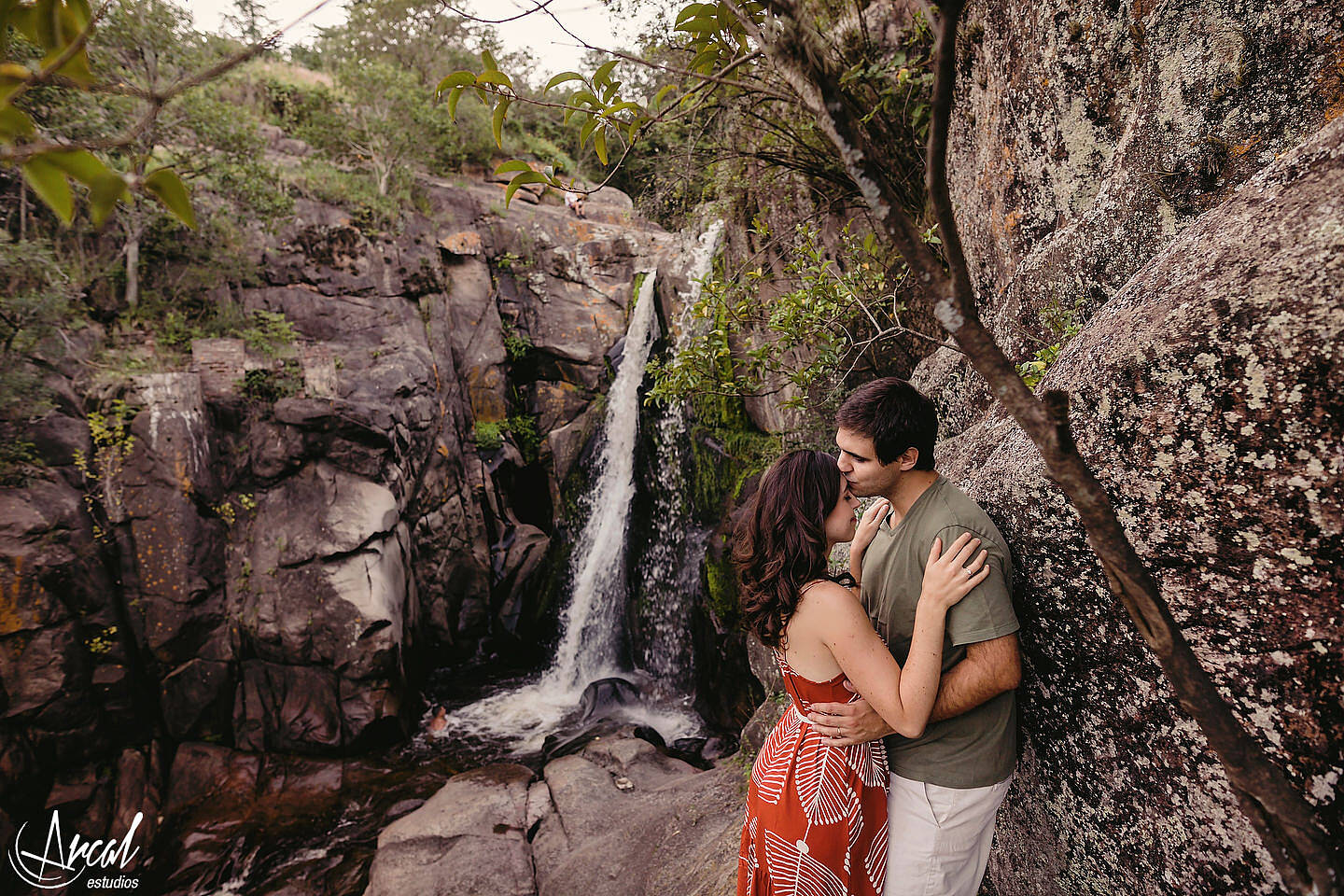 067-julieta-y-agusti-n-fotos-de-preboda-en-el-castillo-de-wilkings-tanti-cascada-ri-o-vestido-rojo-126404