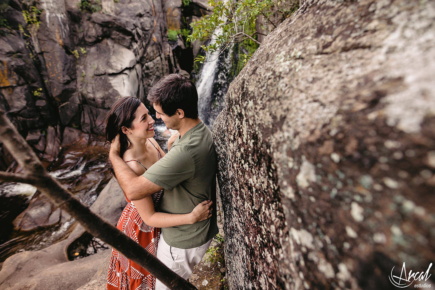 068-julieta-y-agusti-n-fotos-de-preboda-en-el-castillo-de-wilkings-tanti-cascada-ri-o-vestido-rojo-126404