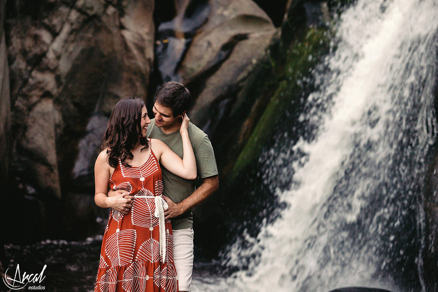 080-julieta-y-agusti-n-fotos-de-preboda-en-el-castillo-de-wilkings-tanti-cascada-ri-o-vestido-rojo-126404