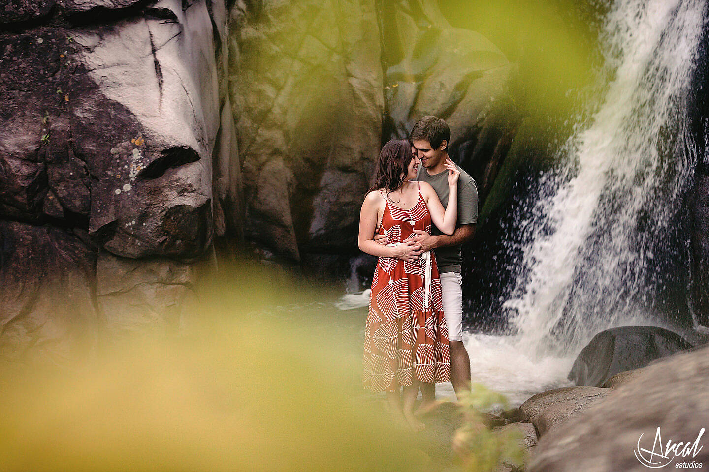 081-julieta-y-agusti-n-fotos-de-preboda-en-el-castillo-de-wilkings-tanti-cascada-ri-o-vestido-rojo-126404