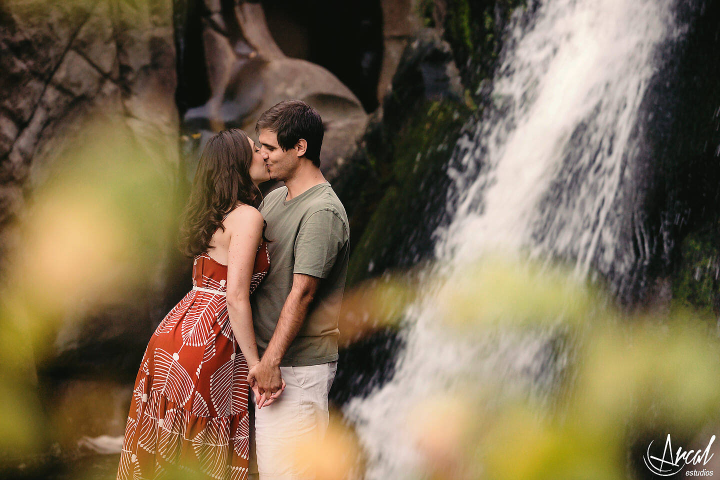 083-julieta-y-agusti-n-fotos-de-preboda-en-el-castillo-de-wilkings-tanti-cascada-ri-o-vestido-rojo-126404
