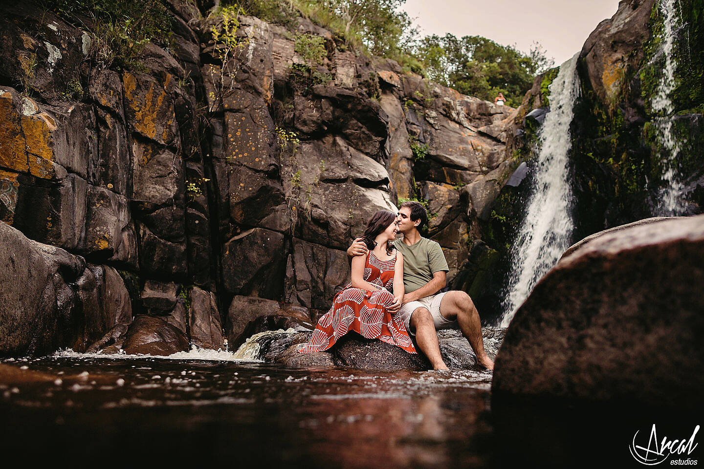 086-julieta-y-agusti-n-fotos-de-preboda-en-el-castillo-de-wilkings-tanti-cascada-ri-o-vestido-rojo-126404