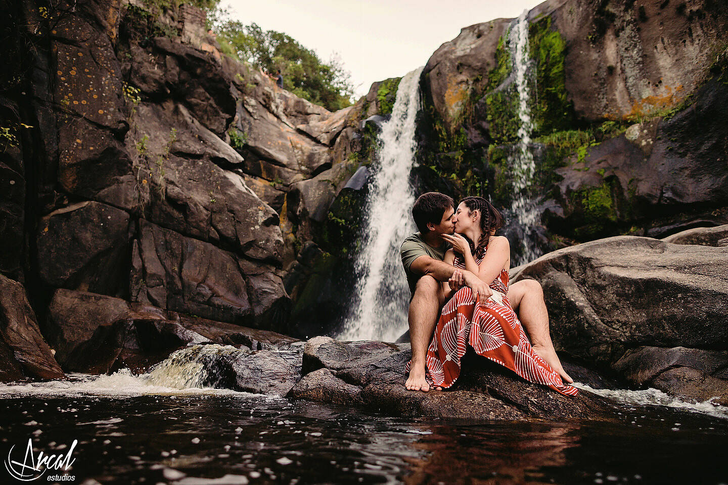 088-julieta-y-agusti-n-fotos-de-preboda-en-el-castillo-de-wilkings-tanti-cascada-ri-o-vestido-rojo-126404