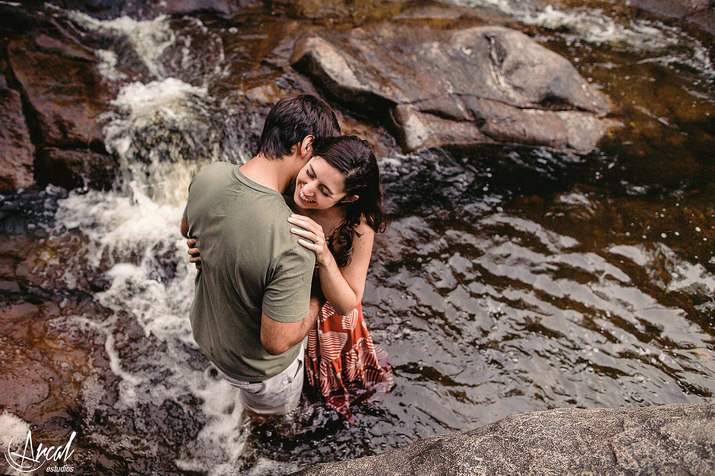 089-julieta-y-agusti-n-fotos-de-preboda-en-el-castillo-de-wilkings-tanti-cascada-ri-o-vestido-rojo-126404