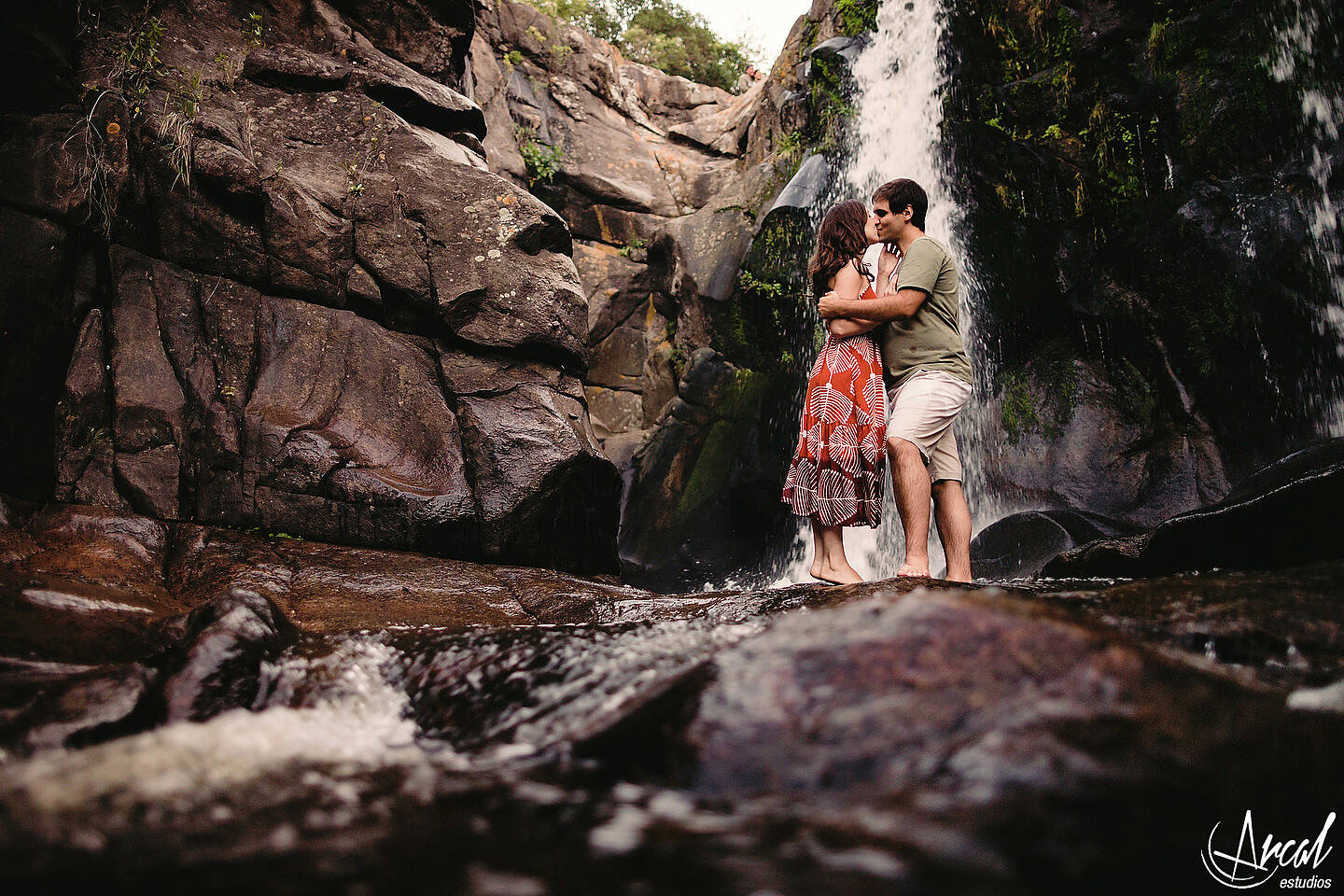 091-julieta-y-agusti-n-fotos-de-preboda-en-el-castillo-de-wilkings-tanti-cascada-ri-o-vestido-rojo-126404