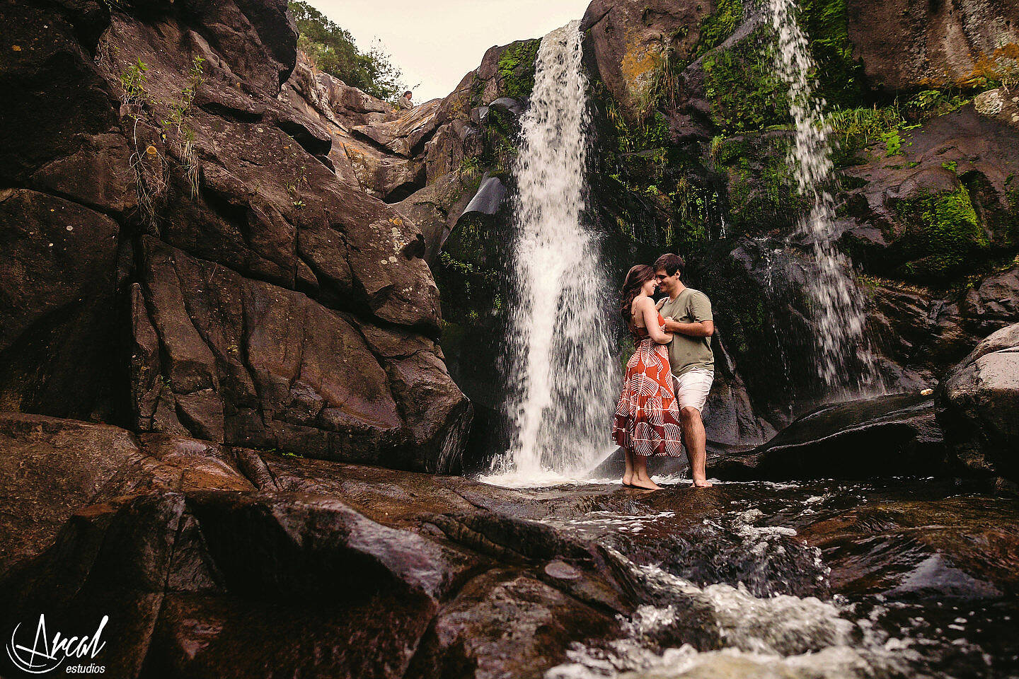 092-julieta-y-agusti-n-fotos-de-preboda-en-el-castillo-de-wilkings-tanti-cascada-ri-o-vestido-rojo-126404