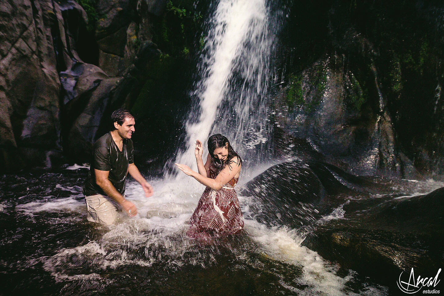 096-julieta-y-agusti-n-fotos-de-preboda-en-el-castillo-de-wilkings-tanti-cascada-ri-o-vestido-rojo-126404