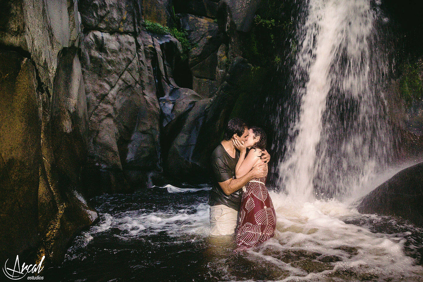 097-julieta-y-agusti-n-fotos-de-preboda-en-el-castillo-de-wilkings-tanti-cascada-ri-o-vestido-rojo-126404