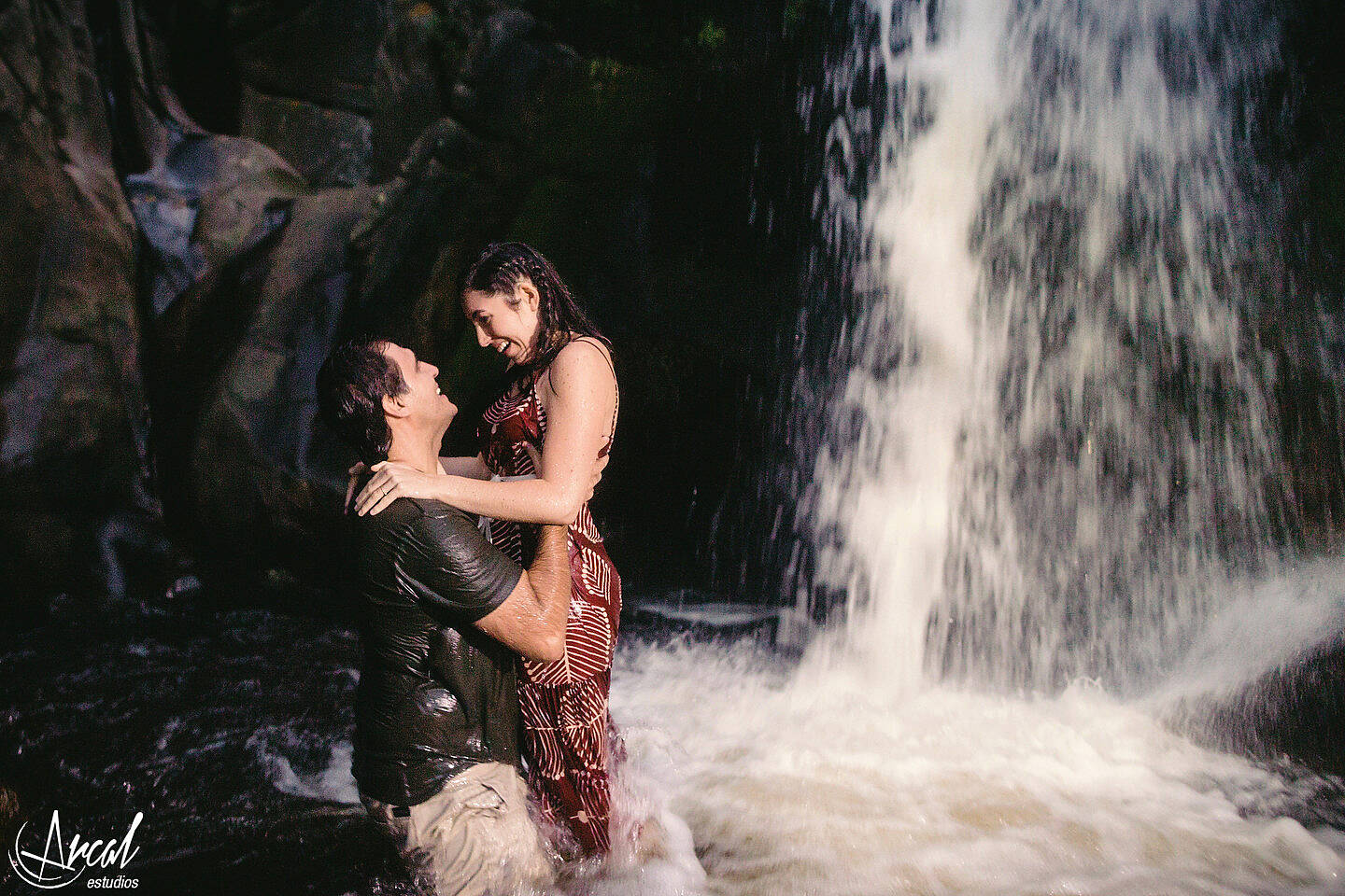 099-julieta-y-agusti-n-fotos-de-preboda-en-el-castillo-de-wilkings-tanti-cascada-ri-o-vestido-rojo-126404
