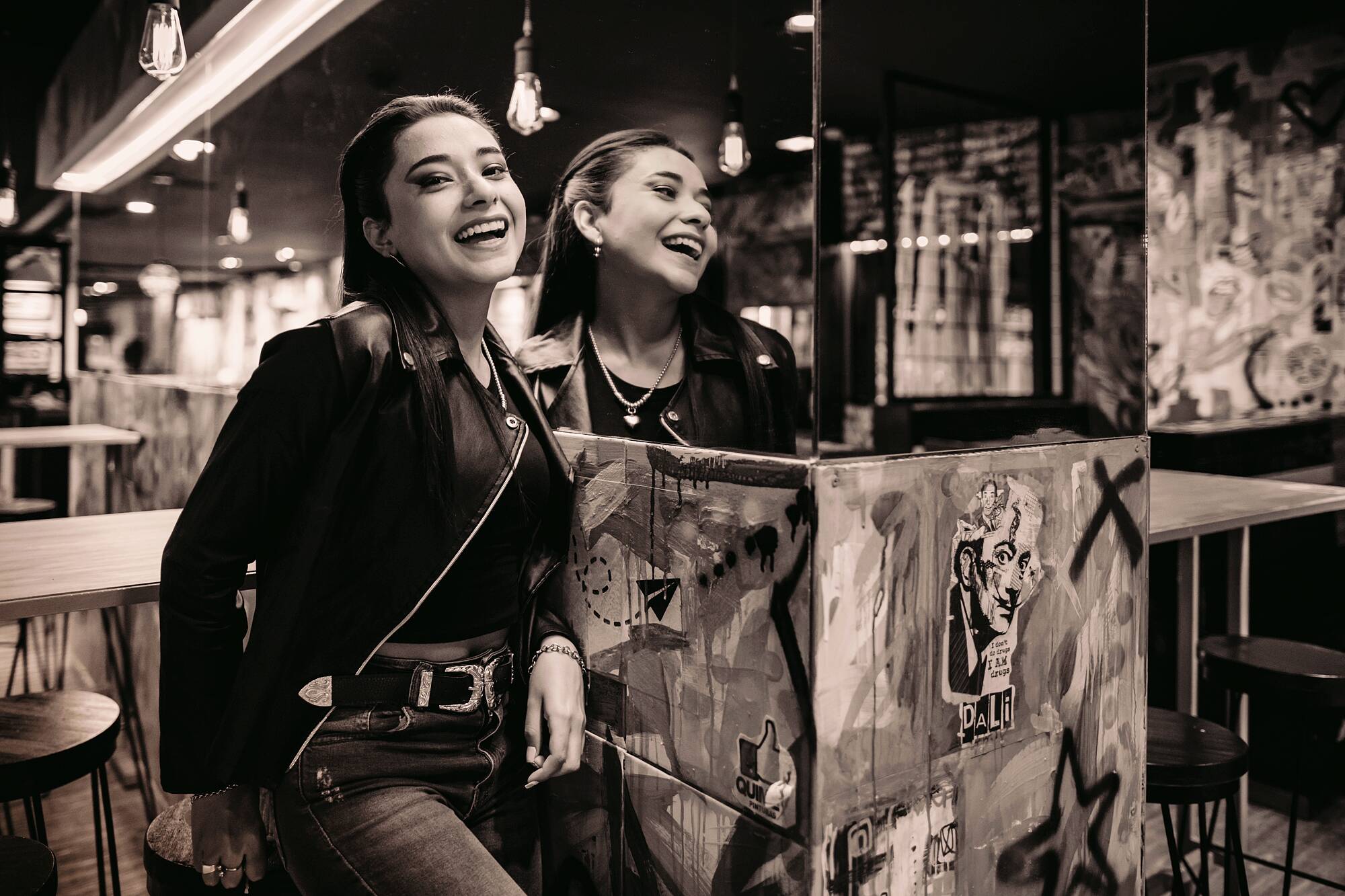 057-book-15-stefani-a-maldonado-sesio-n-de-fotos-urbana-co-rdoba-rueda-eiffel-fotos-en-bar-el-mezon-y-solutto-bar-134298