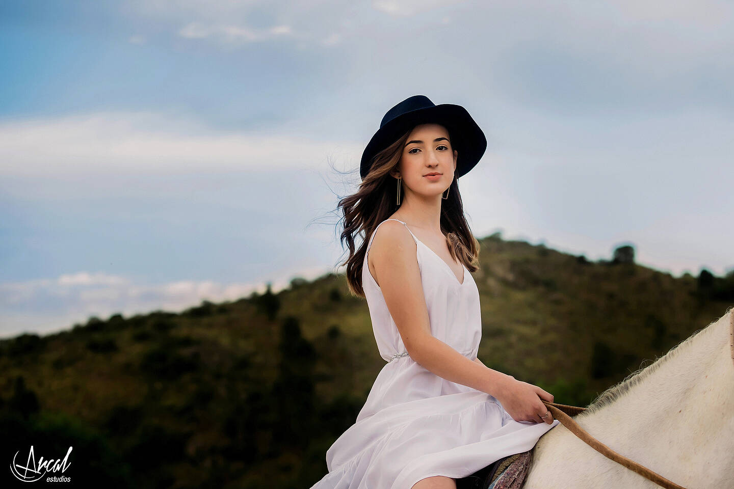 051-roci-o-biderbust-fotografi-a-de-quincean-era-en-caballo-en-acuerella-del-ri-o-san-clemente-co-rdoba-141805-O