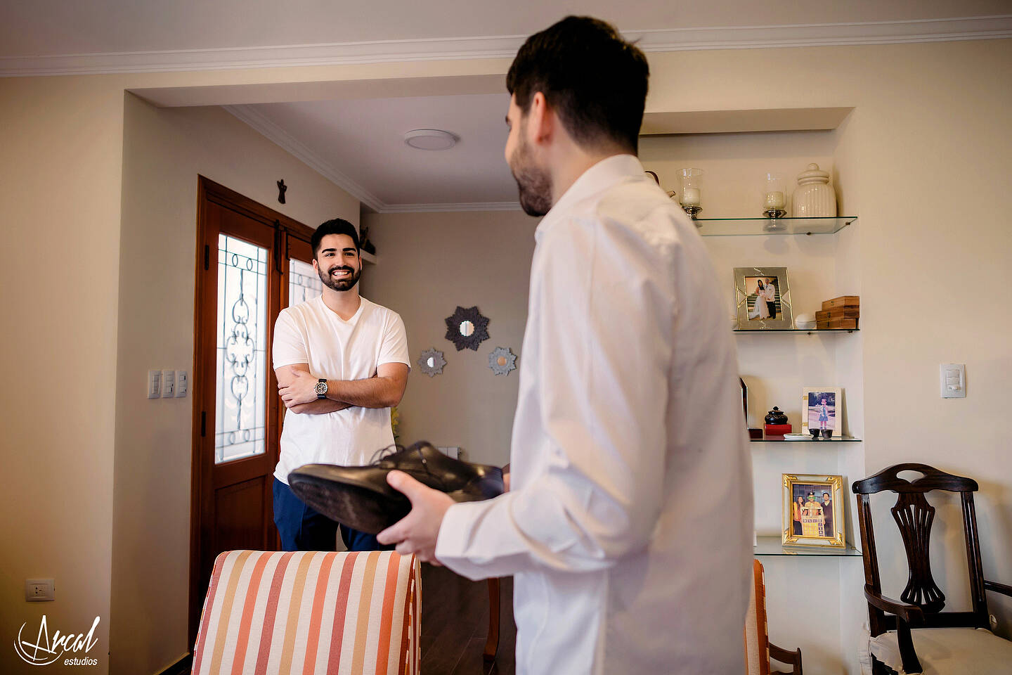 007-mili-y-toma-s-boda-en-parroquia-nuestra-sen-ora-del-socorro-de-escuela-pias-fotos-en-salo-n-reinapaz-140480-O