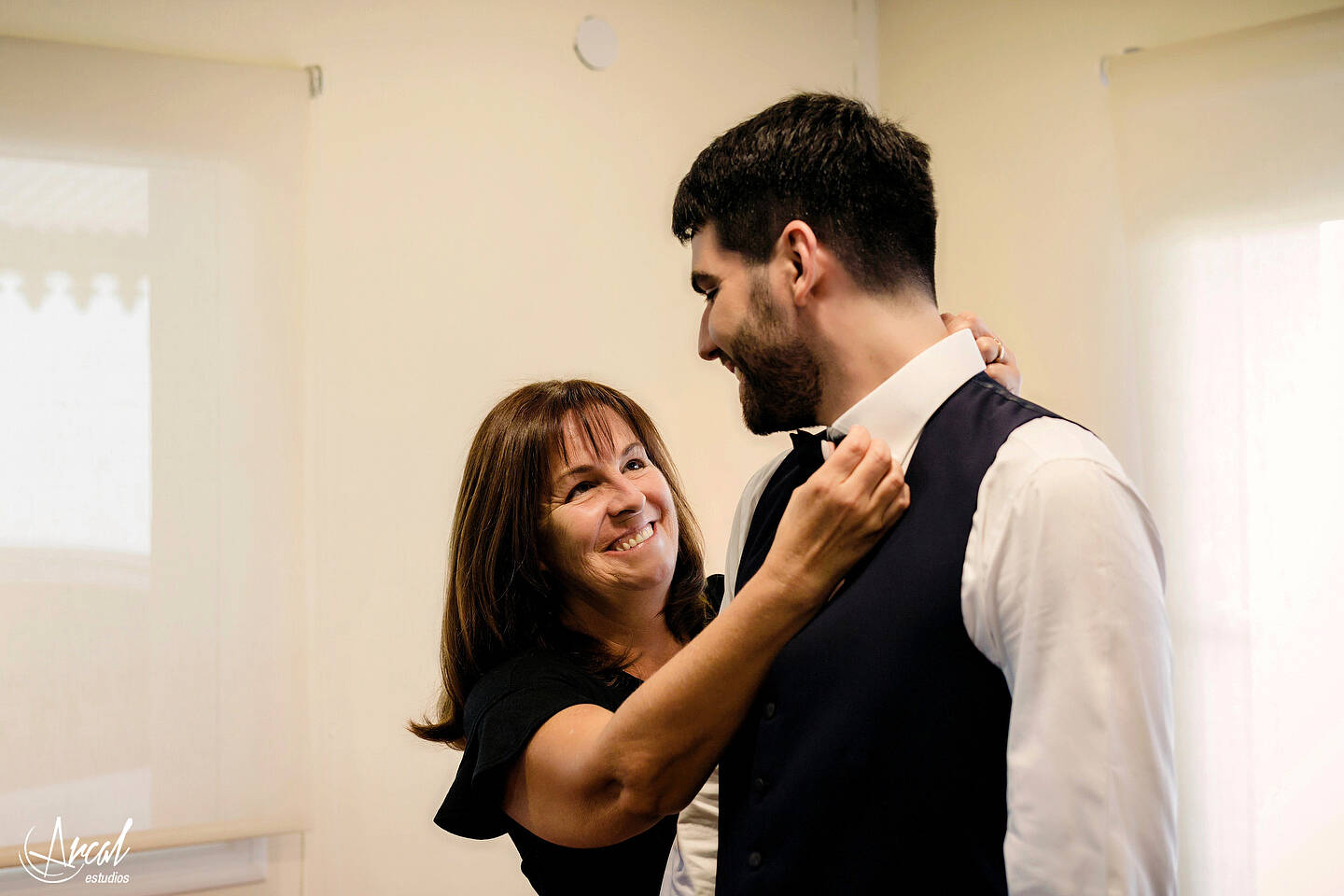 014-mili-y-toma-s-boda-en-parroquia-nuestra-sen-ora-del-socorro-de-escuela-pias-fotos-en-salo-n-reinapaz-140480-O