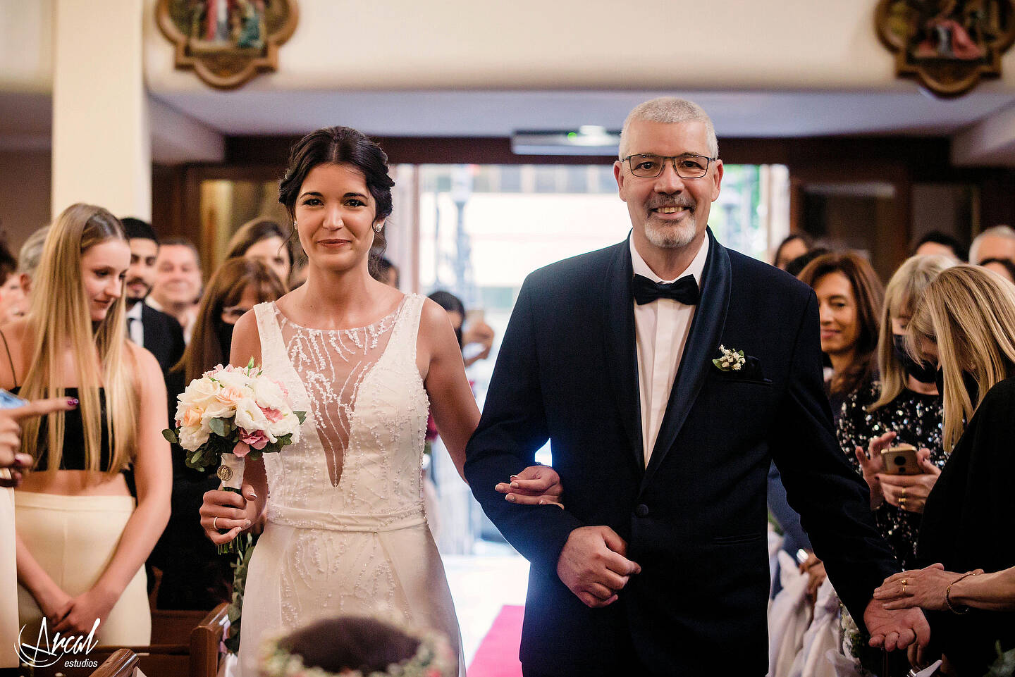 089-mili-y-toma-s-boda-en-parroquia-nuestra-sen-ora-del-socorro-de-escuela-pias-fotos-en-salo-n-reinapaz-140480-O
