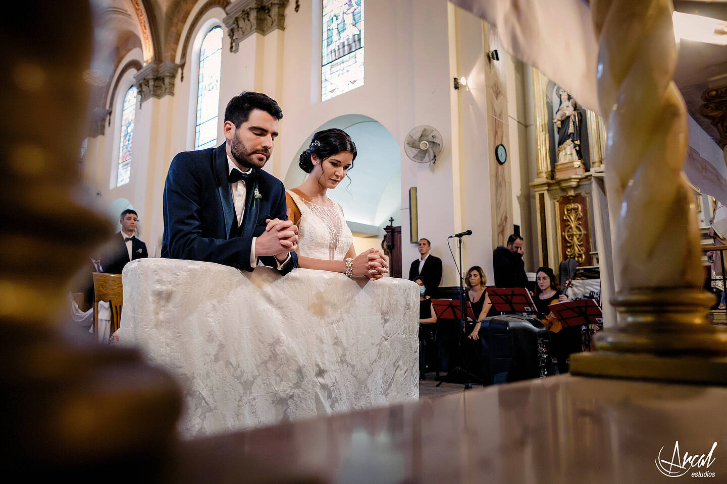 136-mili-y-toma-s-boda-en-parroquia-nuestra-sen-ora-del-socorro-de-escuela-pias-fotos-en-salo-n-reinapaz-140480-O